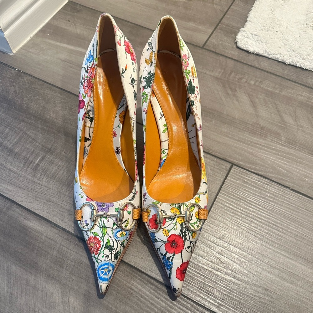 Gucci Women’s Floral Point heels - 9